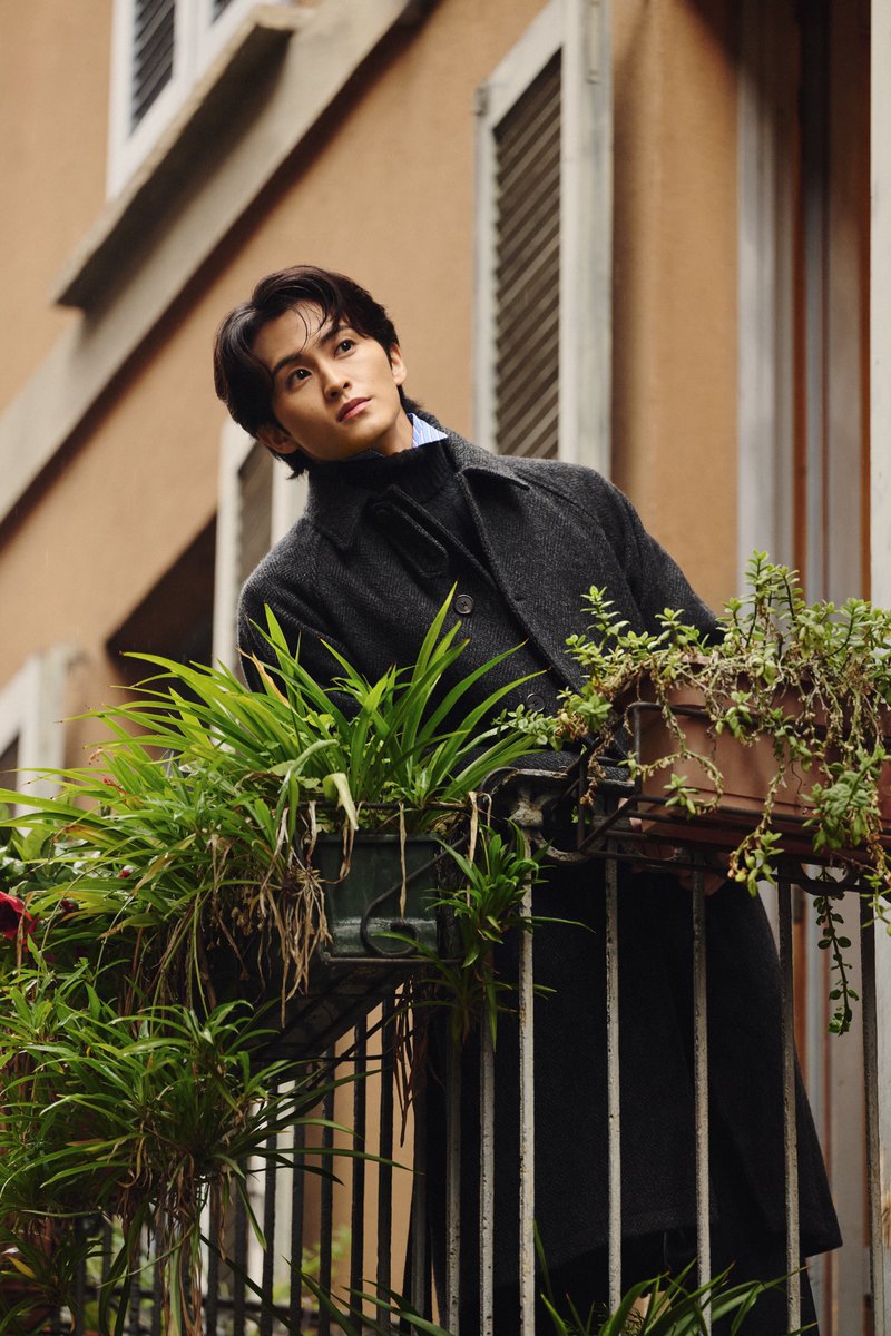 RalphLauren's tweet image. #MarkLee arrives in Milan for #RalphLaurenFall26.

Discover moments from the #MFW salon-style presentation at Palazzo Ralph Lauren via #RalphLaurenFall26.