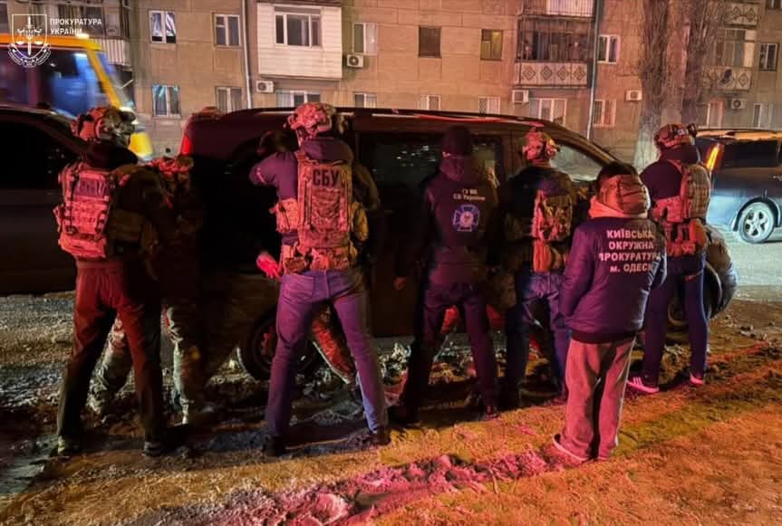 _ZhN_'s tweet image. В Одессе три работника ТЦК и один "доброволец" скрутили на улице мужчину, и час катали по городу, дружелюбно постукивая его по лицу и предлагая освободить за $6000.
Он позвонил на работу, приехали его друзья и привезли деньги и наручники.
Оказывается, он работал в СБУ.