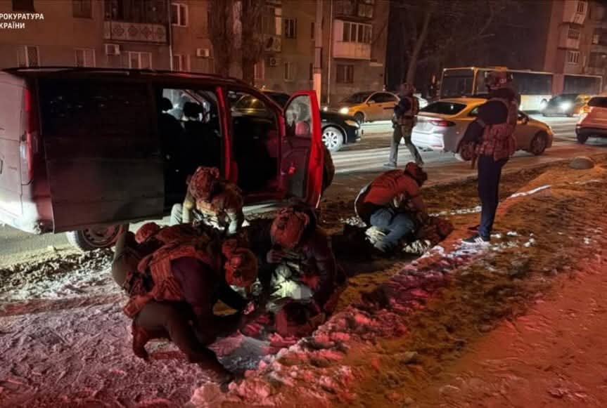 _ZhN_'s tweet image. В Одессе три работника ТЦК и один "доброволец" скрутили на улице мужчину, и час катали по городу, дружелюбно постукивая его по лицу и предлагая освободить за $6000.
Он позвонил на работу, приехали его друзья и привезли деньги и наручники.
Оказывается, он работал в СБУ.