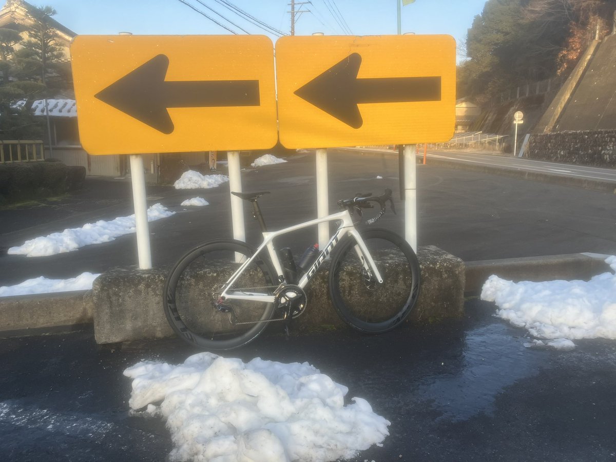 おはようございます。
いつものとこで休憩
やはり山の方は寒いし所々凍ってる🥶