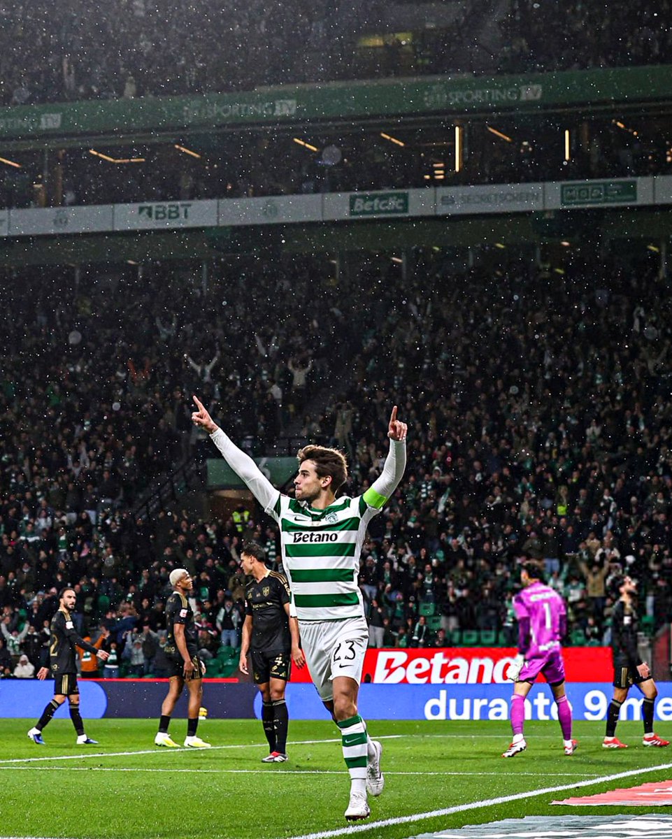 1_9_0_6_'s tweet photo. As camadas que esta foto tem… 

Volta a ter uma das piores lesões que se pode ter no futebol, 1 ano depois volta a jogar, é capitão e ainda marca. 

Daniel dos Santos Bragança, tu vais ficar na história deste clube. O futuro ainda agora começou!! https://t.co/XxY8H22ygb