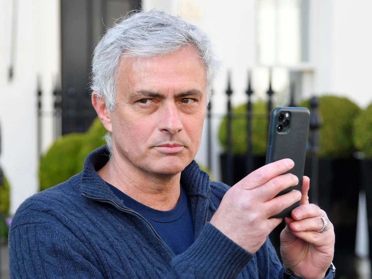 McQueenInfos's tweet image. Soube-se que José Mourinho recusou uma chamada vinda de Espanha.

No visor aparecia: Dr. Florentino Pérez.

A prioridade é preparar o jogo de amanhã e o resto da época.