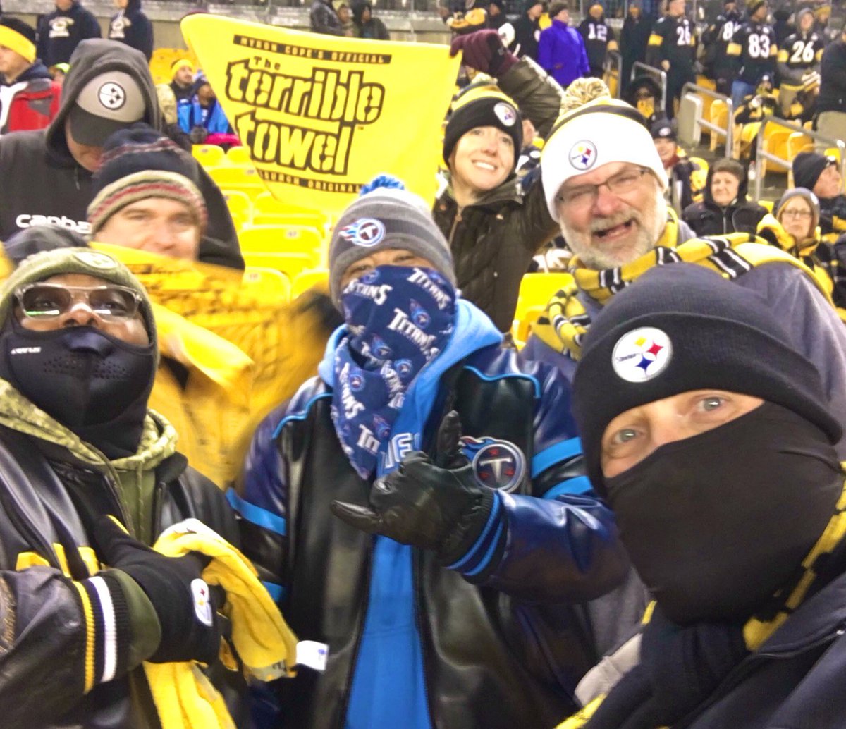 smaxdaddy's tweet image. #fbf Solo dolo. Color Rush days. Thursday night. Below freezing. In Pittsburgh. We took an L but You ain’t gon never see me fold!! 😤💪🏽#thursdaynightfootball #titanup #titans @Titans  Titan Up BEYATCHES! 🤙🏽