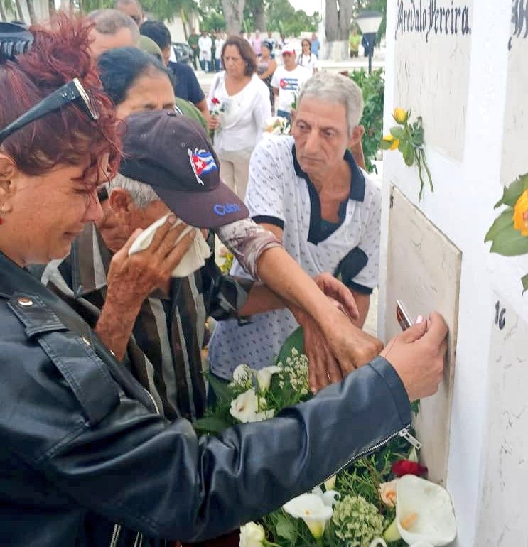 En el Panteón de los Caídos en la Defensa, del Cementerio Bayate, en el Mcpio. Mella, fueron inhumados los restos mortales de Adelkis Ayala Almenares, uno de los 32  cubanos caídos en cumplimiento del deber en la República Bolivariana de Venezuela.
#HonorYGloria 
#SantiagoDeCuba
