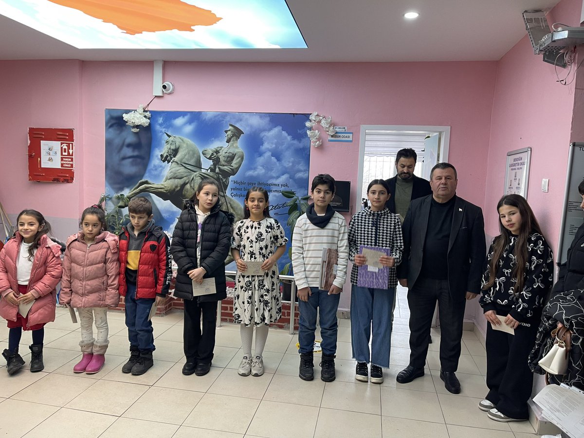 Burhan_guney55's tweet photo. Karne Sevinci 🎓📘

📍Bekdiğin Şehit Bayram Soylu İlk ve Ortaokulu’nda,
2025–2026 eğitim öğretim yılı öğrencilerimizin karne heyecanına ortak olduk.

Tüm öğrencilerimize ve kıymetli öğretmenlerimize iyi tatiller, başarılarla dolu bir dönem diliyorum. https://t.co/1zZtfwTsGI