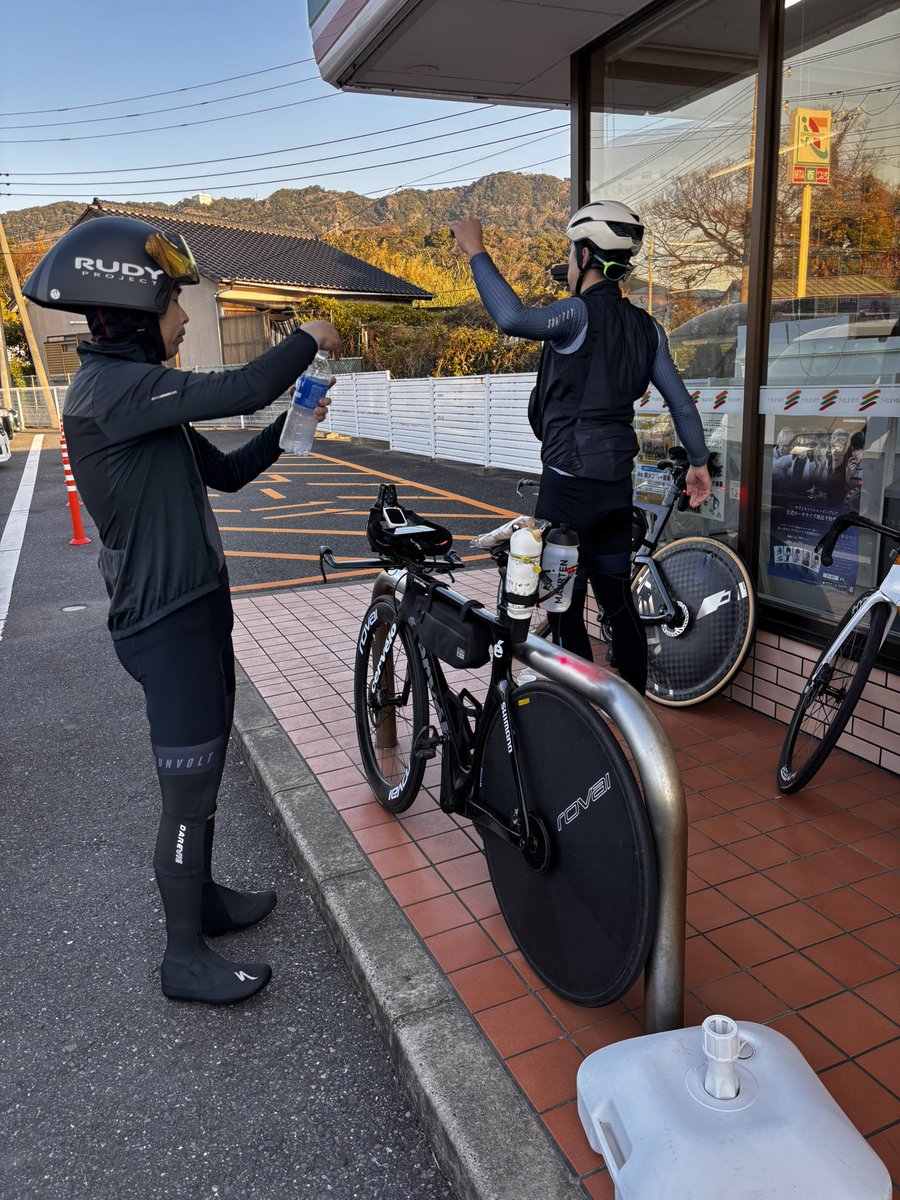 高岡さんの気持ちを知りたくて今日は200k。
もちろん着いてくだけだけど巡航は42kぐらい。
あと160k押見生きてるのか