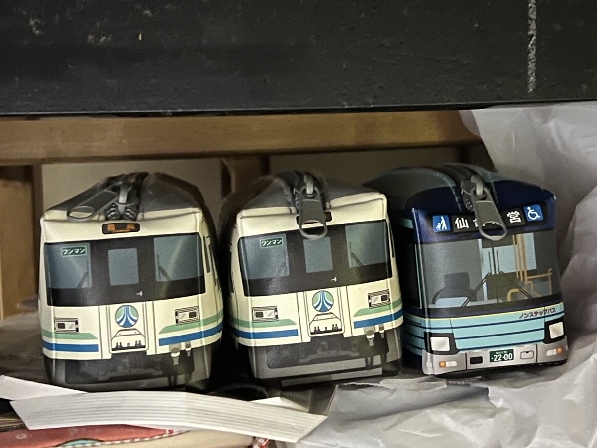 我が家の阿武隈急行(ペンケース)の車庫。椅子の下の隙間が良い感じ🙃