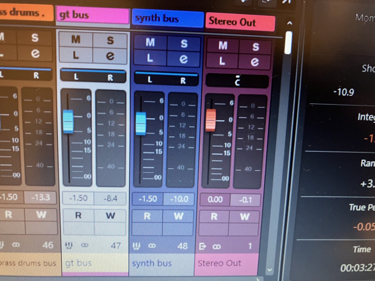 kensinging's tweet image. 昨日大分進めれて、細かい修正をする為、今日も早朝ミックスダウン
やっぱり朝やるのは良い
1hでも30分でも積み重ねることが大事

マスターフェーダー-0.1dbとギリギリだけど、ちゃんとピークアウトさせずに収めたよ