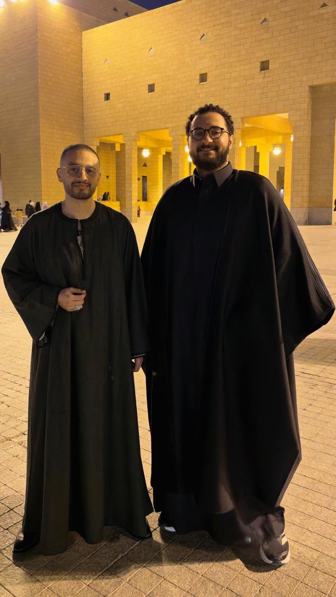 yossefsamy_'s tweet image. طلبت من @OmarZydan_ أجرب ألبس عبايته، وأول ما حطها على كتافي حسيت بفخامة وإني هكسر الدنيا وماحدش قدنا، ودايمًا وزنها على كتفك بيديك إشارة "افرد ضهرك"