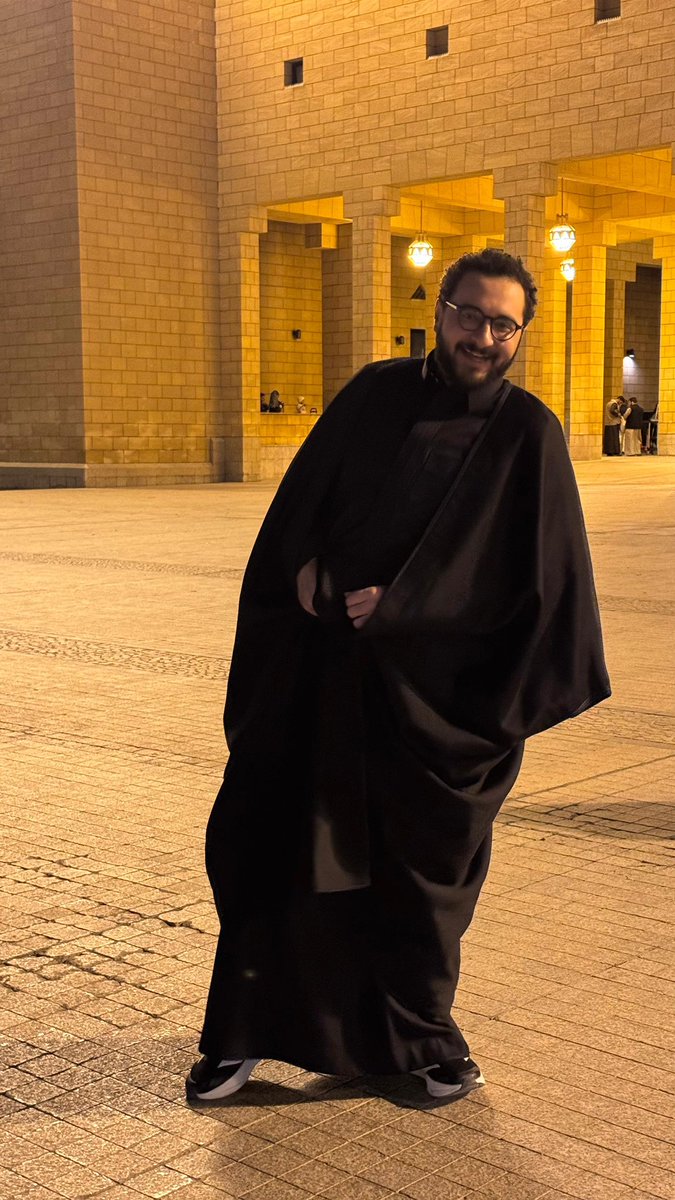 yossefsamy_'s tweet image. طلبت من @OmarZydan_ أجرب ألبس عبايته، وأول ما حطها على كتافي حسيت بفخامة وإني هكسر الدنيا وماحدش قدنا، ودايمًا وزنها على كتفك بيديك إشارة "افرد ضهرك"