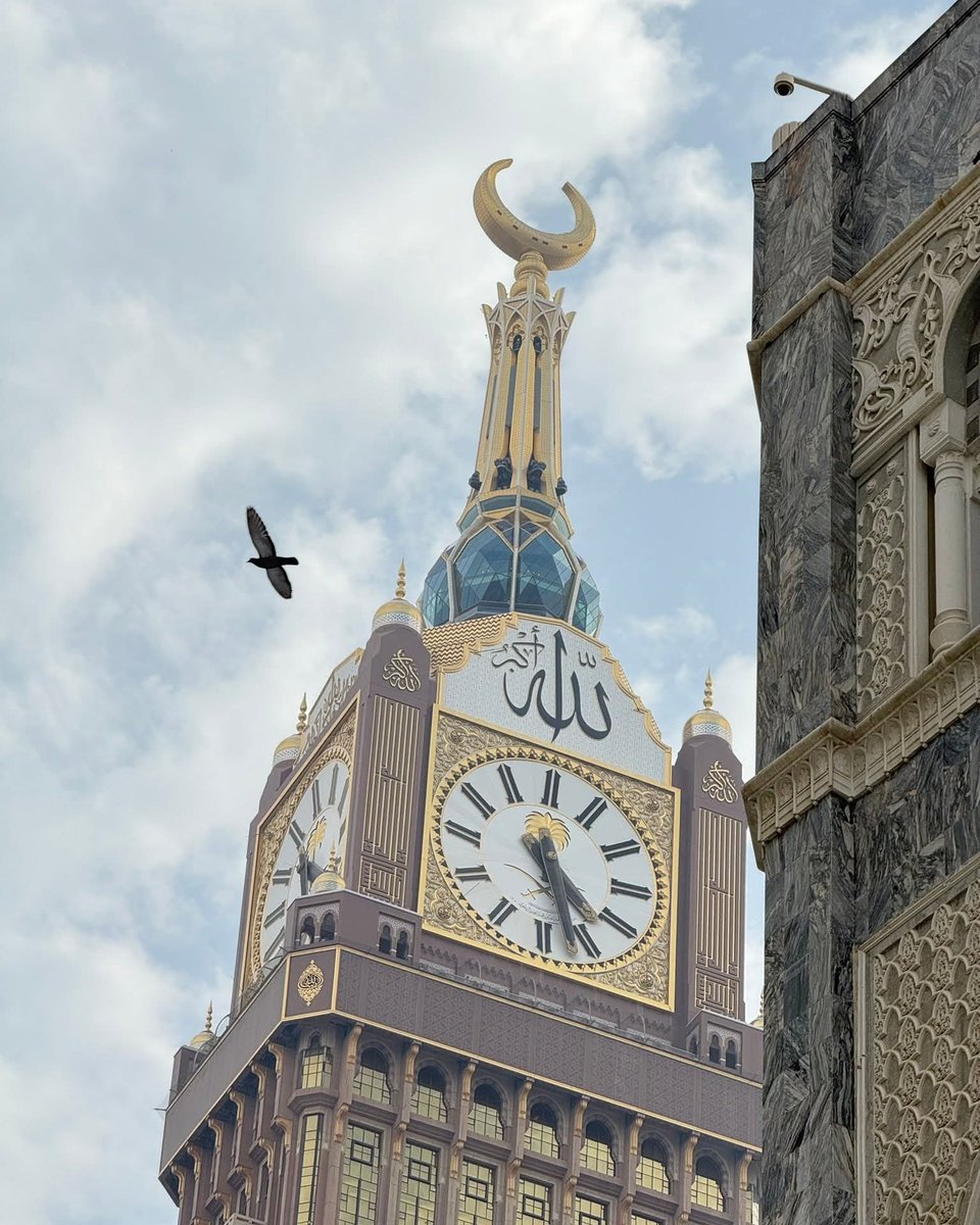 unfmariam's tweet image. يا ربّ مكّة، 
 والحنينُ يلفّني، 
والأرضُ ضَاقت بي وأنتَ الواسعُ.