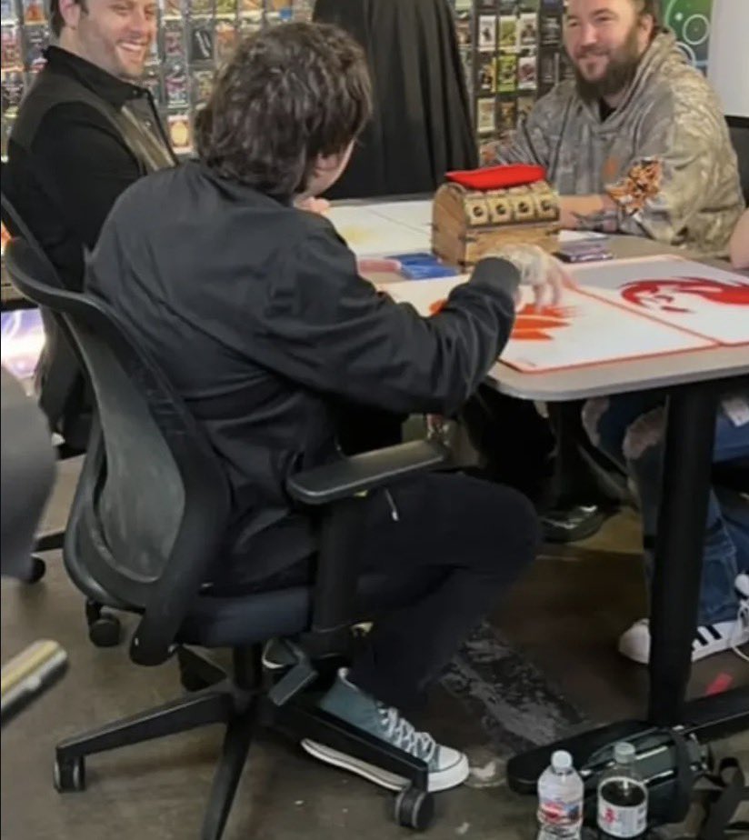 Acho tão bonitinho o fato dos pezinhos dele não encostarem no chão