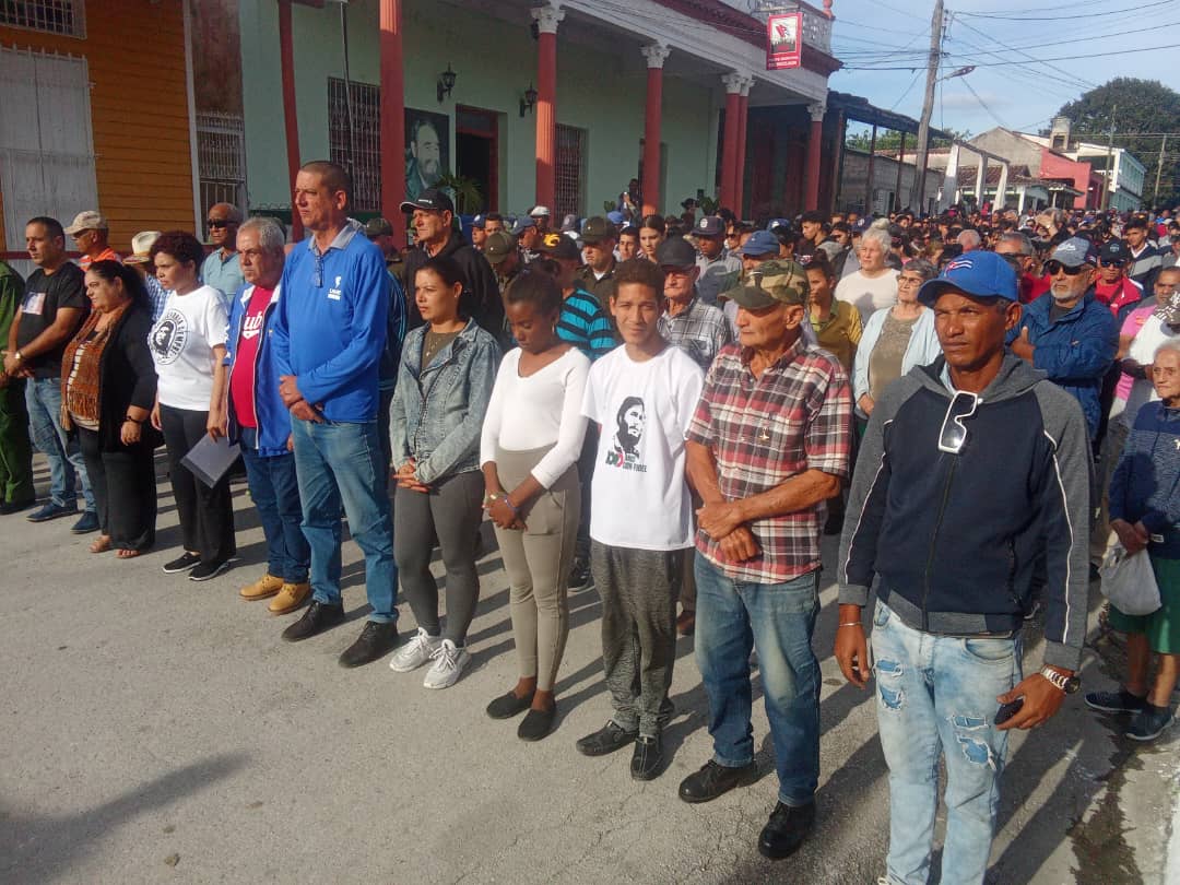 TLcubanacan's tweet photo. En #VillaClara el pueblo de Encrucijada acudió masivamente al homenaje a los 32 compatriotas caídos en cumplimiento de su deber en la hermana República Bolivariana de Venezuela. A ellos, #HonorYGloria https://t.co/EwRb1JrODn