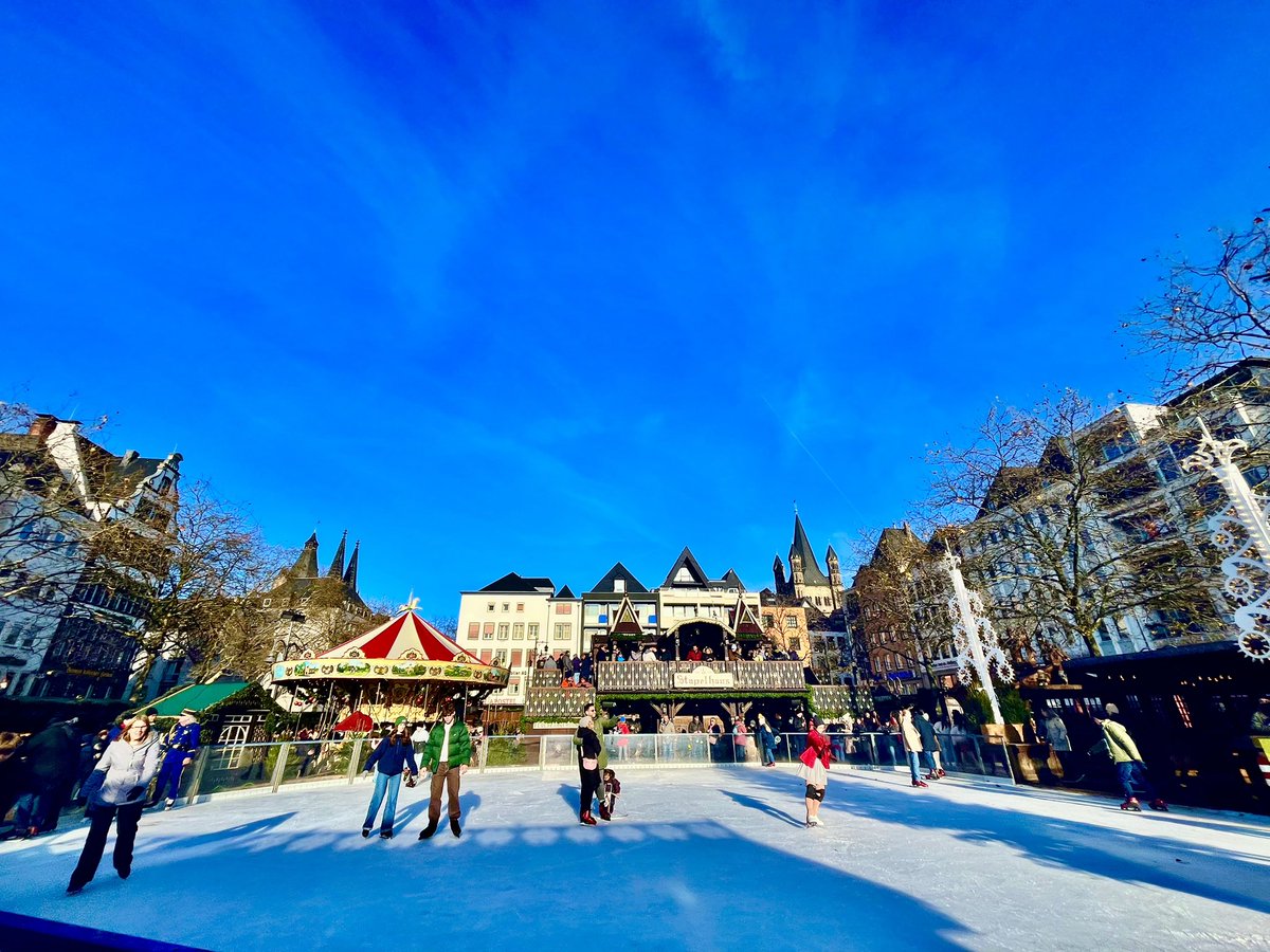 toococco's tweet image. おはようございます
今日の写真はベルギー旅行から

公園に作られたスケートリンクと優雅に滑る人々
みんな綺麗に滑るんで、ここの人たちはスケート学習が必須だったりしたのかな…なんて思いました

黄砂に寒さに花粉に、日本を脱出したい季節が近づいてきたなー
では皆様、今日も良い一日を！