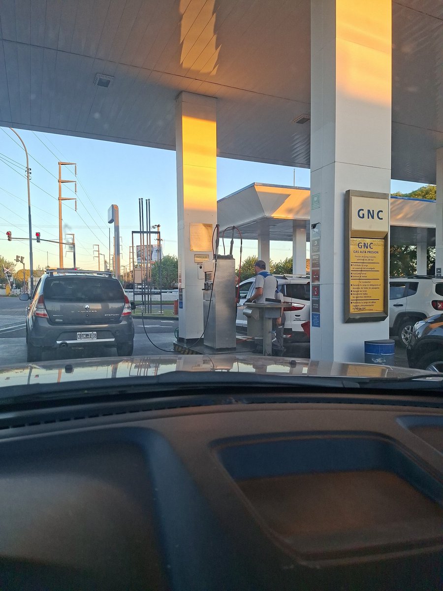 Alguien me puede explicar por qué los estacioneros de Córdoba aplicaron casi un 60% de aumento al #GNC cuando en CABA el incremento ronda el 15% ?