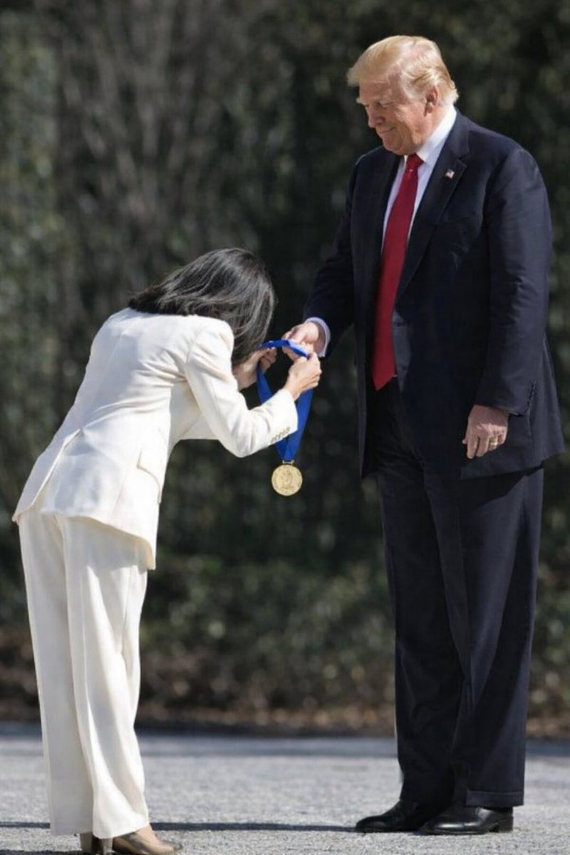 GabeZZOZZ's tweet image. Maduro, with cuffs on his hands, wasn’t humiliated like this.