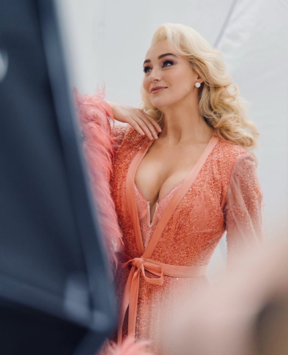 giggling and kicking my feet omg