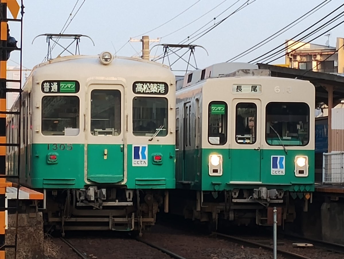 7:43高松築港発の2009Nは、613×614号でした。花園駅では1305の並びで