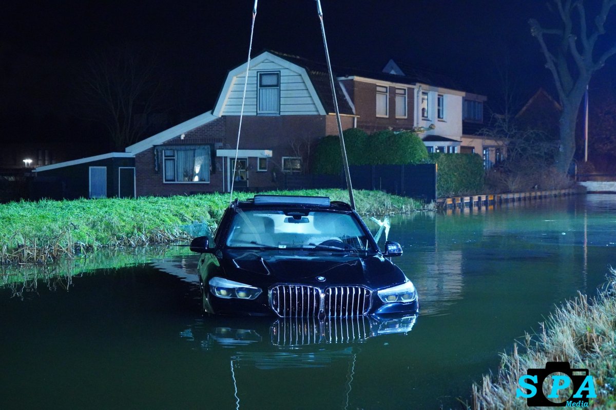 Auto te water langs Zegwaartseweg in Zoetermeer