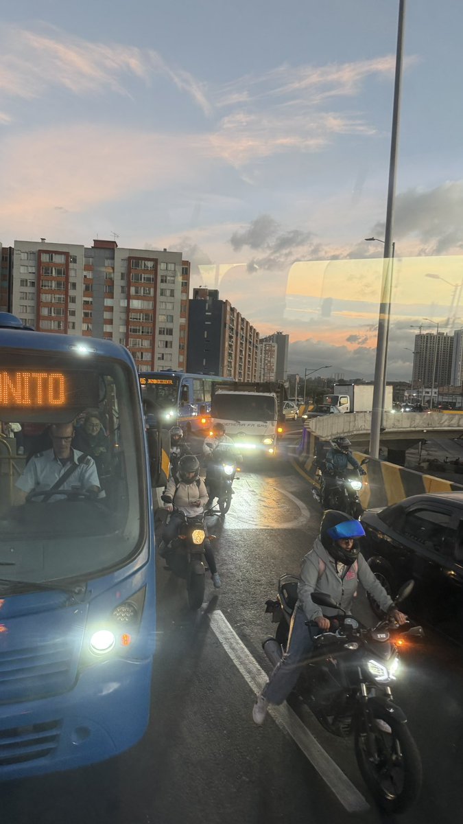 P4nd4L0v3's tweet image. Literalmente pasaron el trancon al segundo piso: 😩😩😩😤