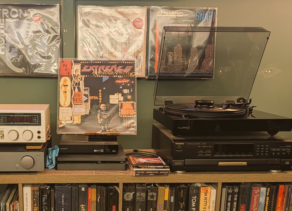 BillyWeeks's tweet image. Extreme - Pornograffitti. Great start to my Friday evening.