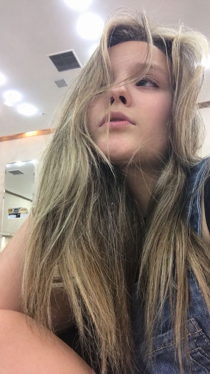 larimanoela's tweet photo. O ano era 2016 e eu era loira e apocalíptica hahahah https://t.co/lGDL9xWode