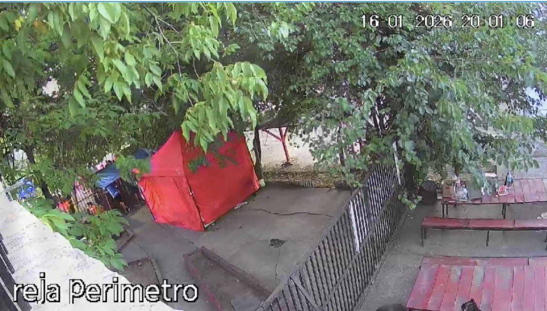 florenciarietto's tweet image. No va a haber desalojo mañana de los usurpadores de Lustramax porque apelaron. Quien va a querer generar trabajo no? Ahora tiene que resolver la Cámara de Apelaciones. Mientras acá les dejo imágenes de la empresa cerrada y los tipos adentro haciendo ranchada. Inviable este país…