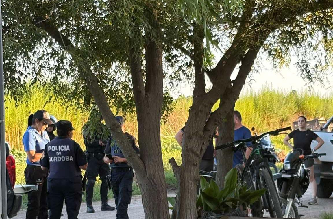 Policía realiza allanamientos simultáneos en distintos barrios de Monte Maíz 

Amplio despliegue policial con allanamientos en distintos puntos de Monte Maíz. Secuestraron motocicletas entre otros elementos. Información en desarrollo.

sintonia102.com/2026/01/polici…