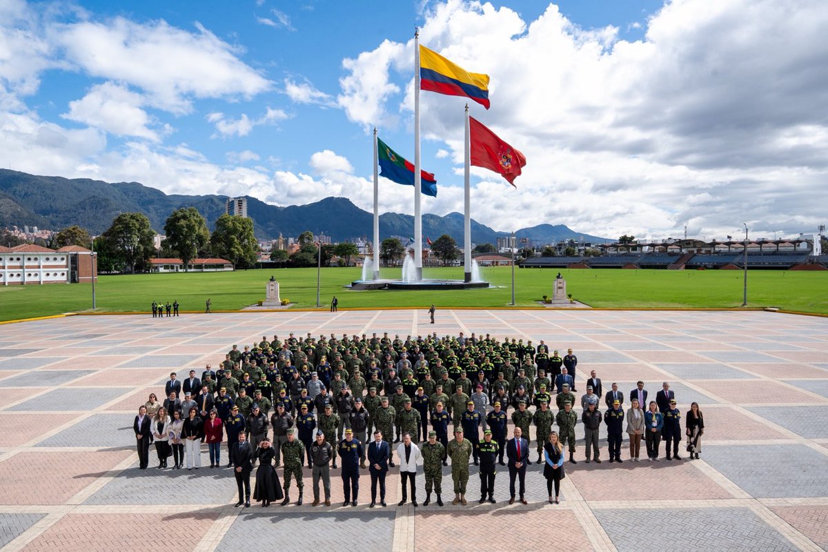 petrogustavo's tweet image. Unidos por una Colombia que progrese en Paz.