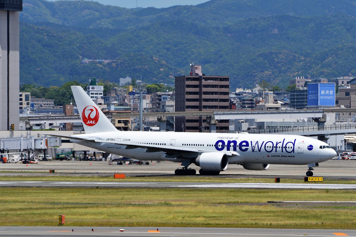 KokezaruT's tweet image. おはようございます。
過去画像です。
JA706J B777-200/ER
#JAL 
#oneworld
#伊丹空港