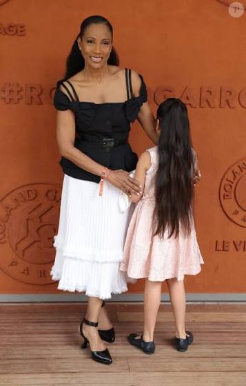 Linformatrice1's tweet image. Vous voyez cette femme ? Elle s'appelle Christine Kelly. Elle s'est autoproclamée gardienne de l'innocence et de la foi chrétienne. Résultat : elle soutient l'agresseur sexuel, Morandini, et n'a pas eu un seul de mot de compassion pour les Chrétiens palestiniens de Gaza.