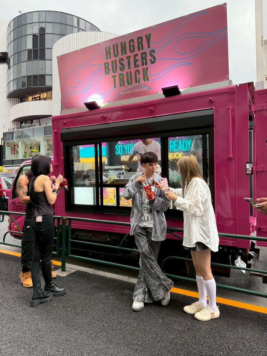 本日1/17(土)はHUNGRY BUSTERS／ 派手なピンクのトラックが目印