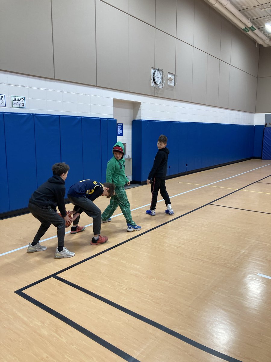 ElementaryGym's tweet photo. Basketball @WindsorWildcats #d25itspersonal @ahsd25 Kids having an awesome time growing their teamwork skills. More pics on Weebly website- link in my profile https://t.co/McOadblCpL