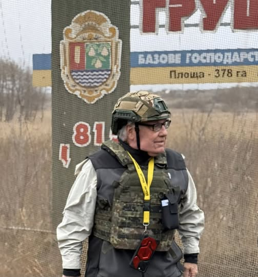 Це просто неймовірне Видовище.
Бо один з найбагатших людей світу Говард Баффет - відвідав лінію фронту під самим Куп’янськом.
Але неймовірне тут не тільки це саме видовище, а й сам пан Баффет.
Який є Американцем, мільярдером, філантропом та найбільшим у цілому білому світі