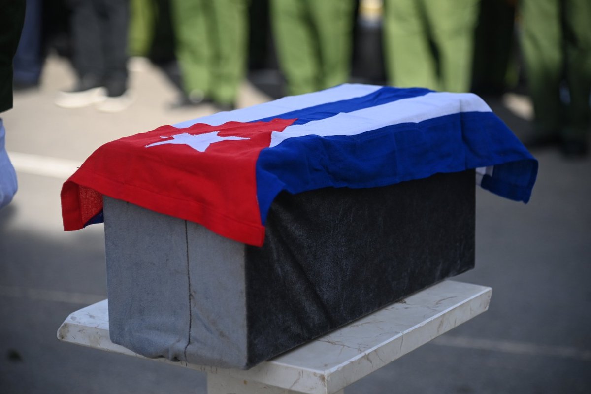 🌷| En la solemne ceremonia colocaron flores ante las urnas que guardan los restos de nuestros hermanos, jefes y oficiales, compañeros y amigos de armas de los héroes, como mismo ocurrió este viernes en las provincias del país donde se les ha rendido tributo a los 32 compañeros.