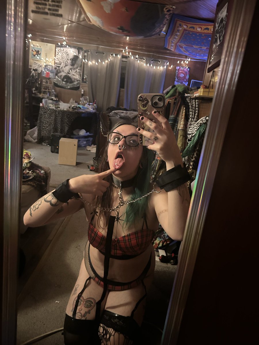 gothbbkat's tweet photo. come walk me :3 &amp; see what else I can do 😽 
#fat #chubby #feet #daddy #payme https://t.co/Day1iiaNwg