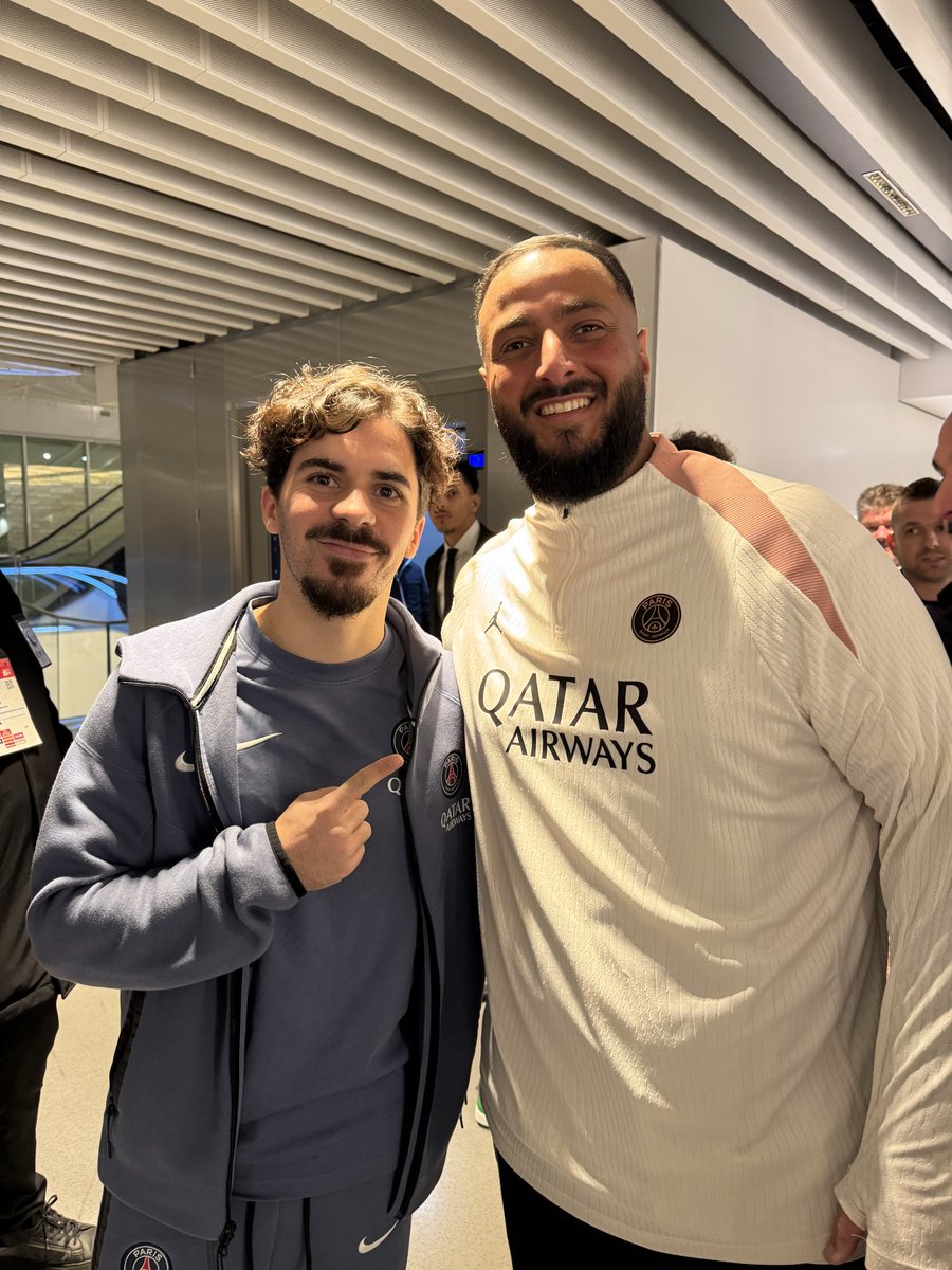 ImmigreParisien's tweet image. Vitinha qui est venu me voir et m’a dit  « continue ce que tu fais mon ami » 🥹🥹