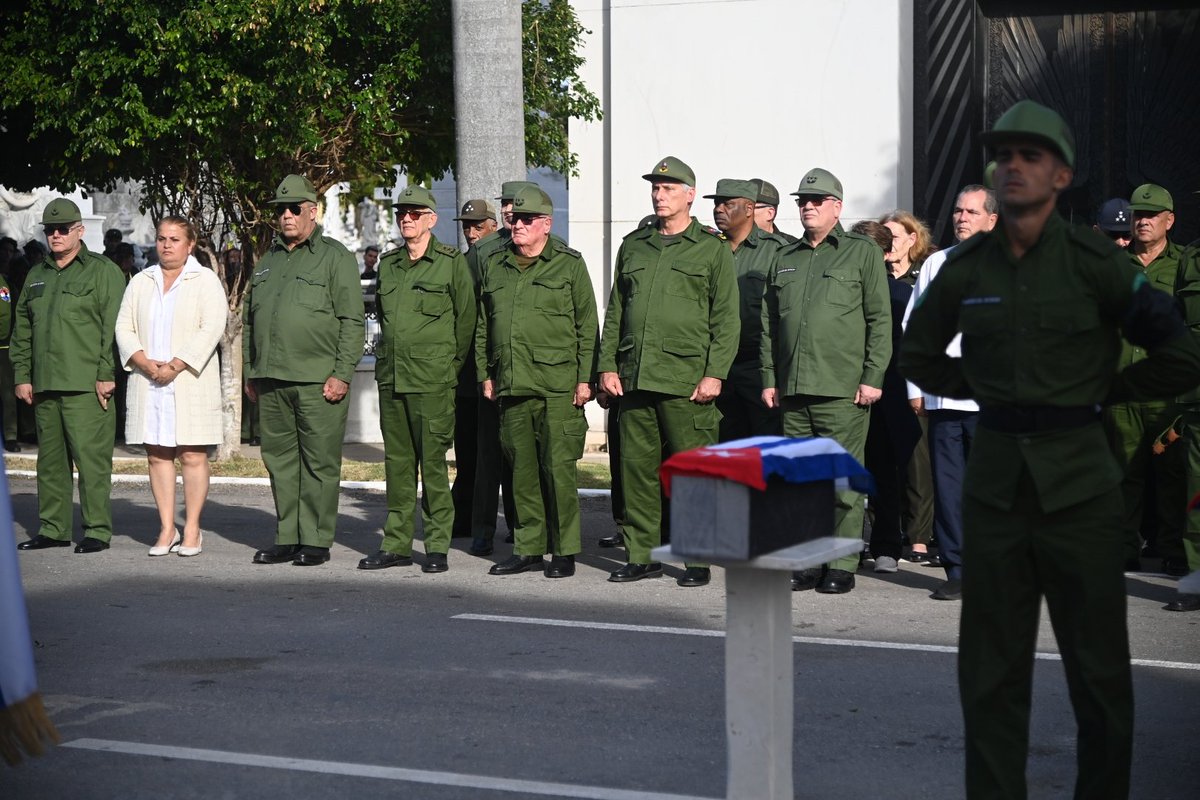 PresidenciaCuba's tweet photo. 😢| La despedida al primer coronel Humberto Alfonso Roca Sánchez, el primer coronel Lázaro Evangelio Rodríguez Rodríguez, el teniente coronel Rodney Izquierdo Valdés y el capitán Yorlenis Revé Cuza, fue encabezada por Presidente @DiazCanelB. https://t.co/OAXKiNWbPO