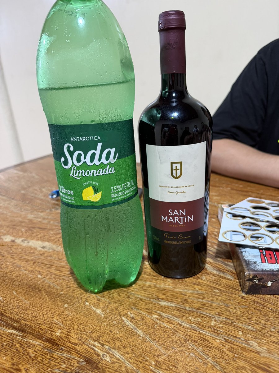 camarada_wood's tweet image. Jogar umas cartinhas, igual toda sexta-feira, e experimentar uma recomendação de um amigo pessoal.