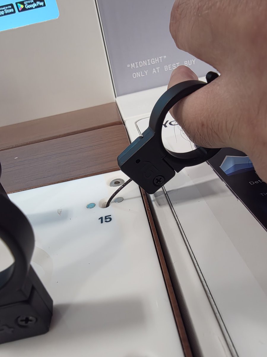 AnythingForNoah's tweet image. Whoa! People out here really wearing size 15 rings?? I could fit 2 fingers in that thang 😭😂😂