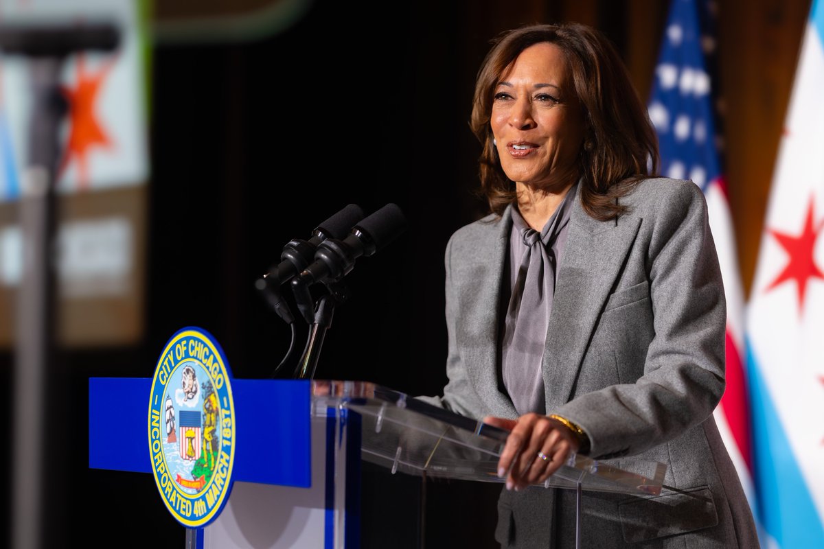 ChicagosMayor's tweet image. Thank you @KamalaHarris for joining us in Chicago to celebrate the legacy of Dr. Martin Luther King, Jr., and to honor community leaders with the Champion of Freedom Award at our 40th Annual MLK Interfaith Breakfast, this morning.