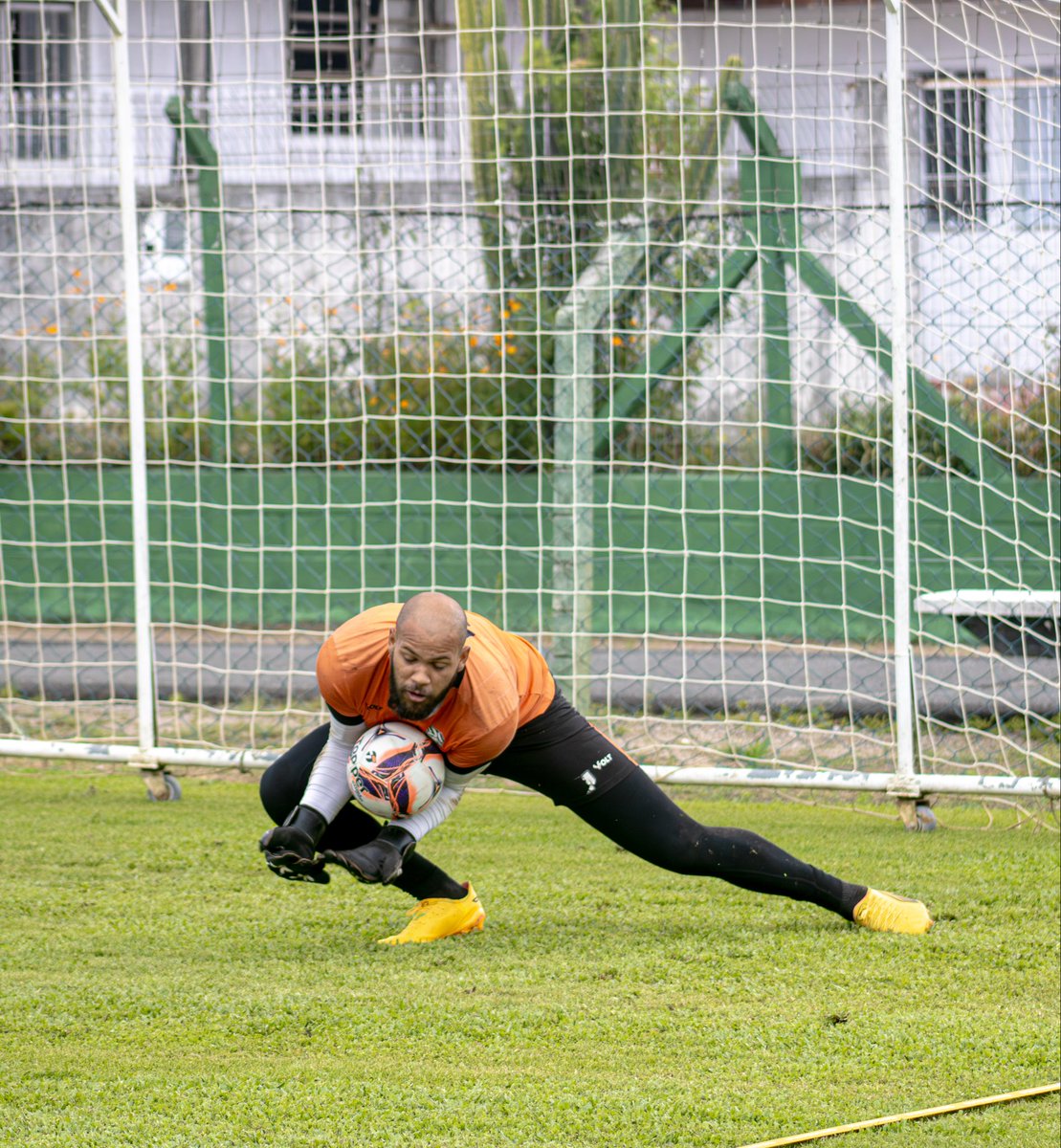 Tarde de treino no CFT do Cambirela.
⠀
Elenco alvinegro se prepara para o clássico do próximo domingo (18), às 18h, no Scarpellão. 🏴🏳️
⠀
#SobeFuracao
⠀
📸 <a href="/eduardopauli_/">Eduardo Pauli</a> / FFC