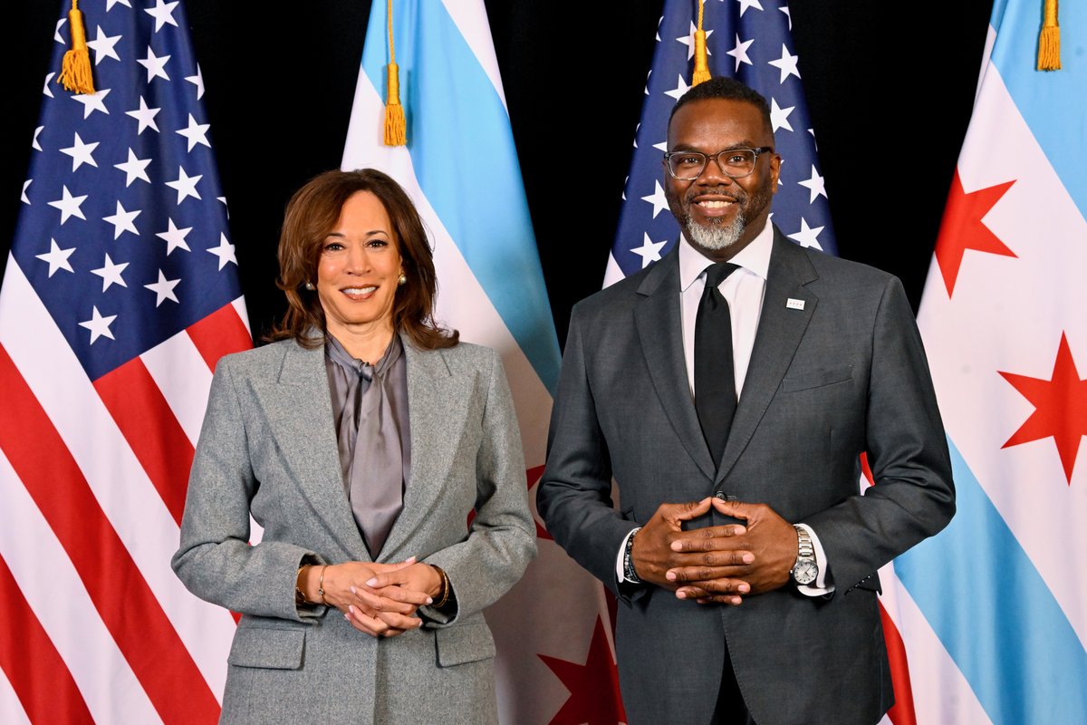 ChicagosMayor's tweet image. Thank you @KamalaHarris for joining us in Chicago to celebrate the legacy of Dr. Martin Luther King, Jr., and to honor community leaders with the Champion of Freedom Award at our 40th Annual MLK Interfaith Breakfast, this morning.