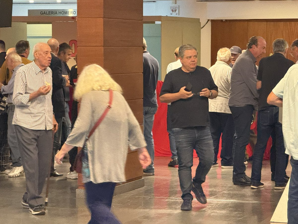 mabragatchelo's tweet image. Conselheiros deixam a sala. Muitos já votam pelo celular