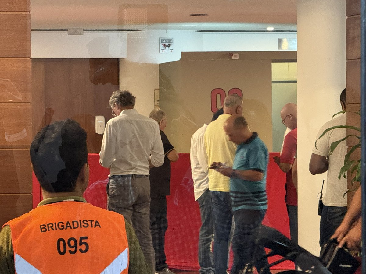 mabragatchelo's tweet image. Conselheiros deixam a sala. Muitos já votam pelo celular