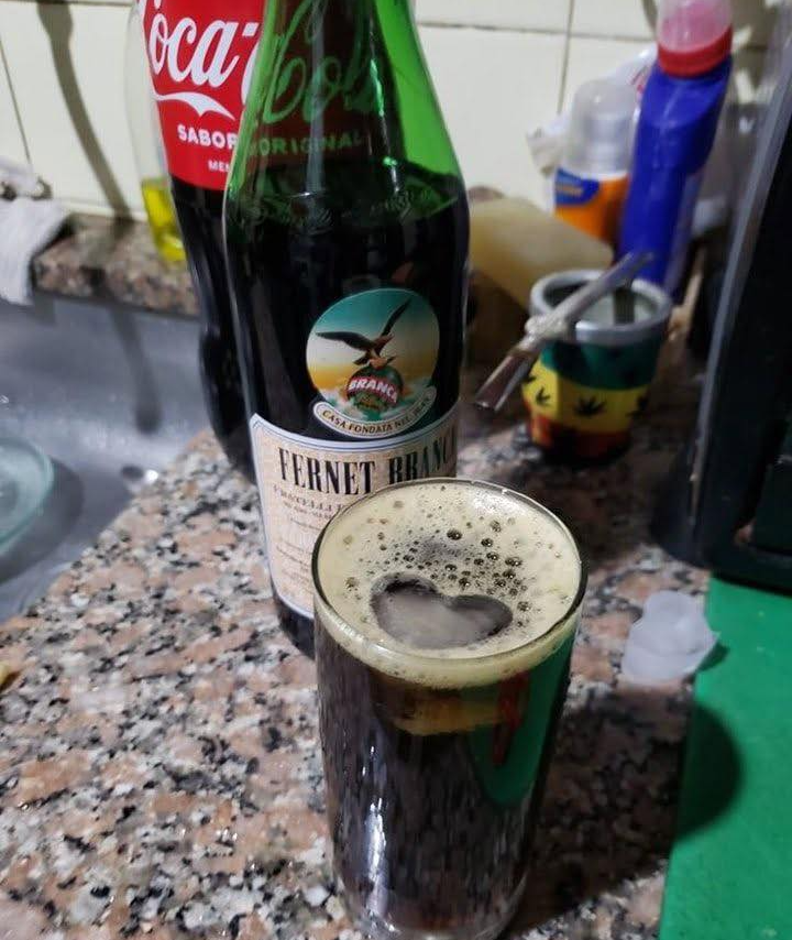 A veces lo único que necesitamos es comerse un buen matambrito a la pizza acompañado de un fernet