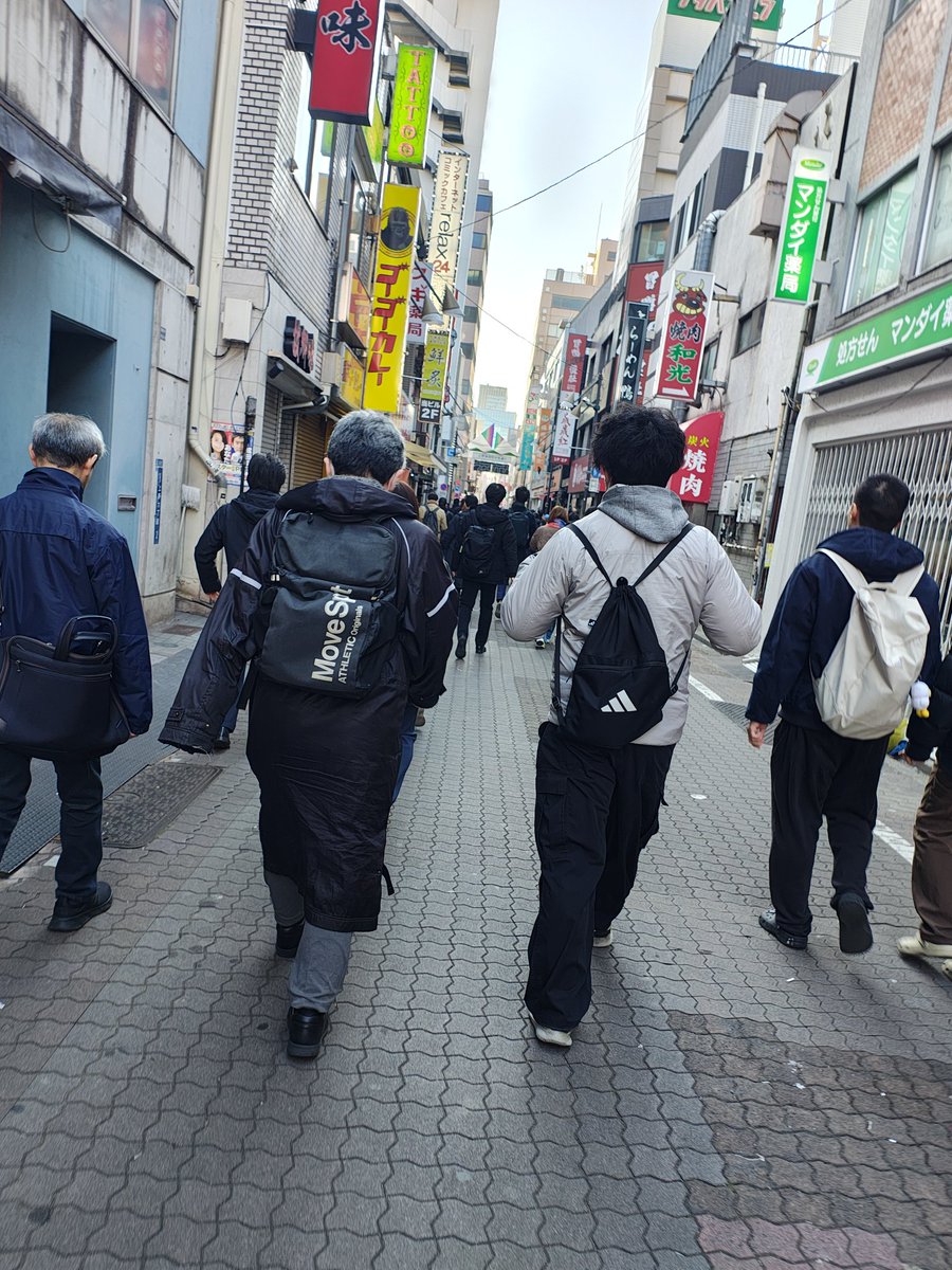 picoitx's tweet photo. この後やっと駅の外に出たら、秋葉原まで歩く人たちの流れが静かに続いていた。
名も無き戦士、尊い
 #列車遅延  #停電 https://t.co/ykKeDAytfM