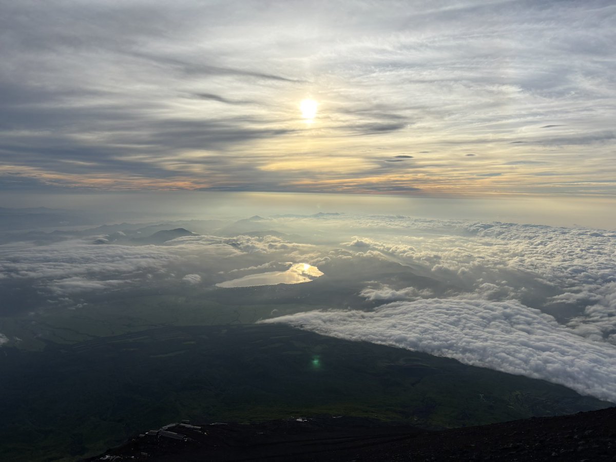 【2025年結果 】
ワークライフバランスを捨てた年。
エンジニアとしては大成長。
取捨選択して、大事なことに注力できた。

・副業収入200万→150万
・富士山登る→登頂
・海外→韓国
・応用情報合格→不合格
・個人開発リリース〜運用→リリース
・トライアスロン相当大会→未出場
・空飛ぶ→未達成