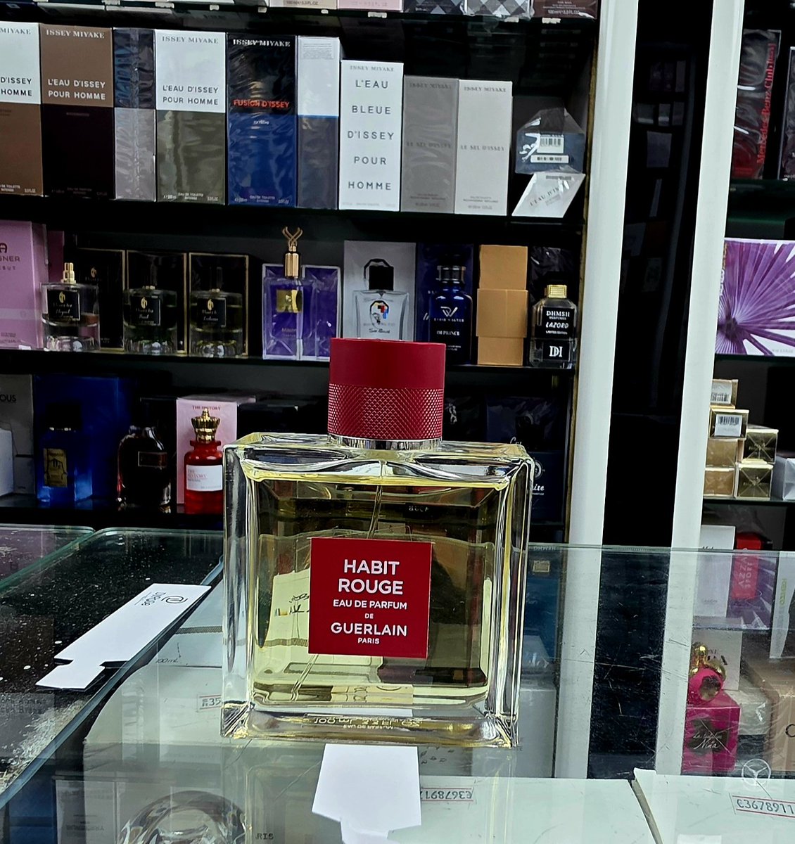 #رابطة_عشاق_العطور 
 ♦️روج – أو دو بارفيوم – 100 مل
♦️عطر كلاسيكي أسطوري بطابع رجولي أنيق
🪬يُعد Habit Rouge Eau de Parfum من دار غيرلان تحفة عطرية خالدة تجمع بين الجرأة والفخامة، 
♦️مستوحاة من أناقة الفروسية الفرنسية. رائحة دافئة متوازنة تمزج الحمضيات المنعشة مع قلب زهري متبل،
