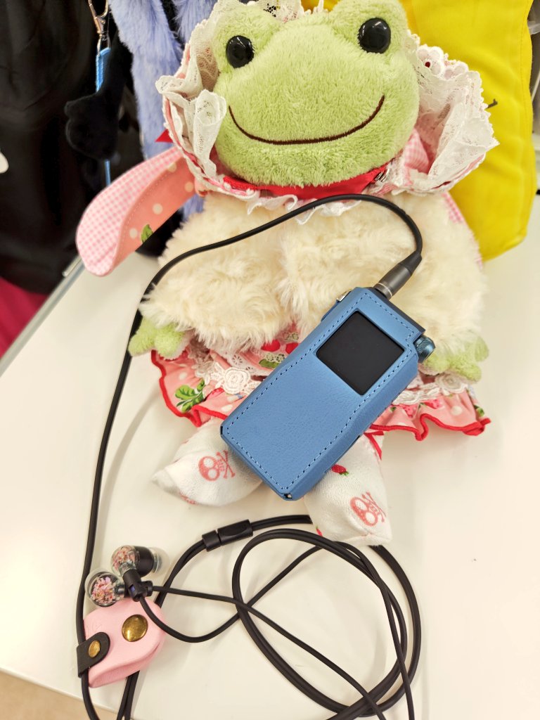 chimakororin's tweet photo. 本日のお仕事オデは、BTR17と夜桜。今まで持ってなかったけどBluetoothReceiverってホントに便利。そして夜桜ずっと聴いていられる。　＃かえるのピクルス　＃BTR17 ＃夜桜　＃intime https://t.co/owuCssywny